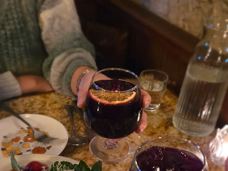 오렌지 슬라이스가 들어간 샹그리아