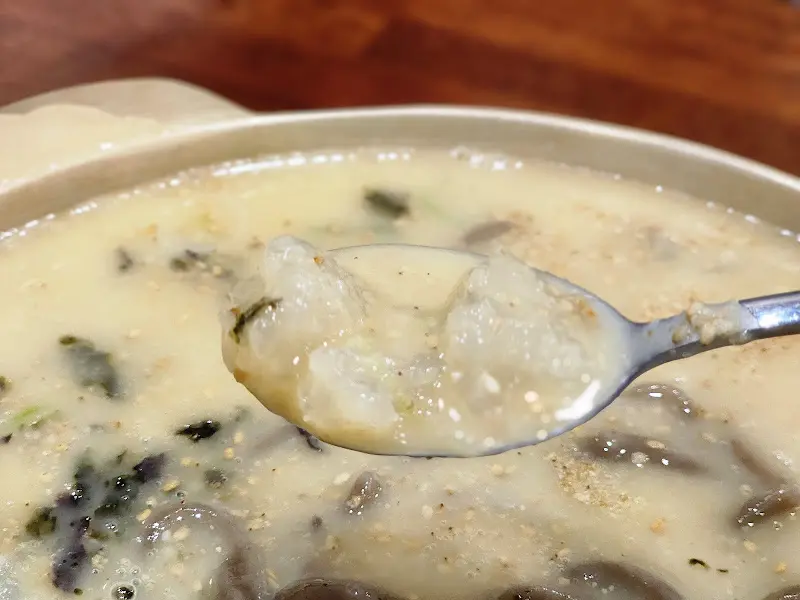 숟가락 위에 올려진 옹심이