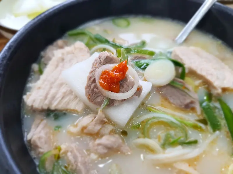 다진 양념을 풀어 더욱 깊어진 국물 맛