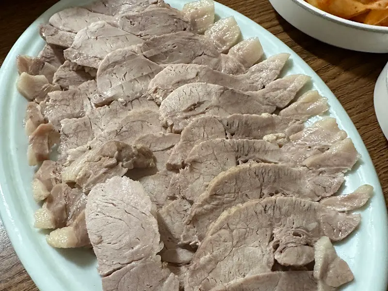 윤기가 흐르는 장원막국수의 편육