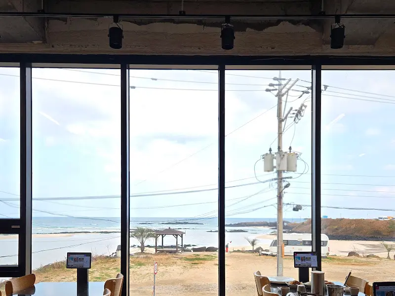 함덕 해변이 보이는 창가 좌석