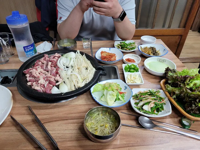 상다리가 부러질 듯 차려진 오리 불고기 한 상