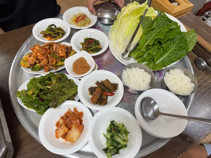 다채로운 밑반찬이 가득한 영창식당의 한 상 차림