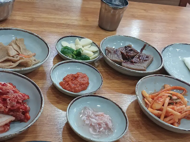 다양한 밑반찬이 담긴 사진