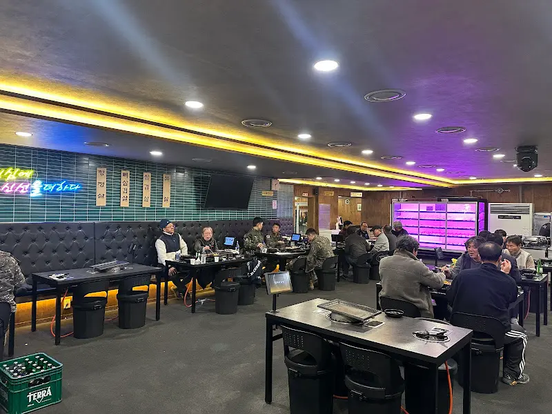 넓고 깔끔한 미야식당 내부