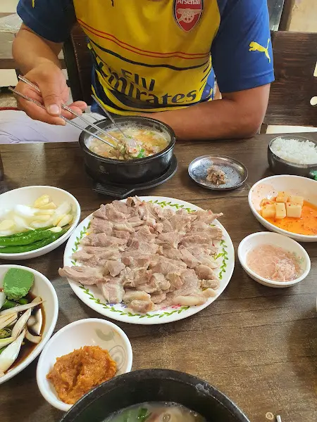 돼지국밥과 다양한 밑반찬