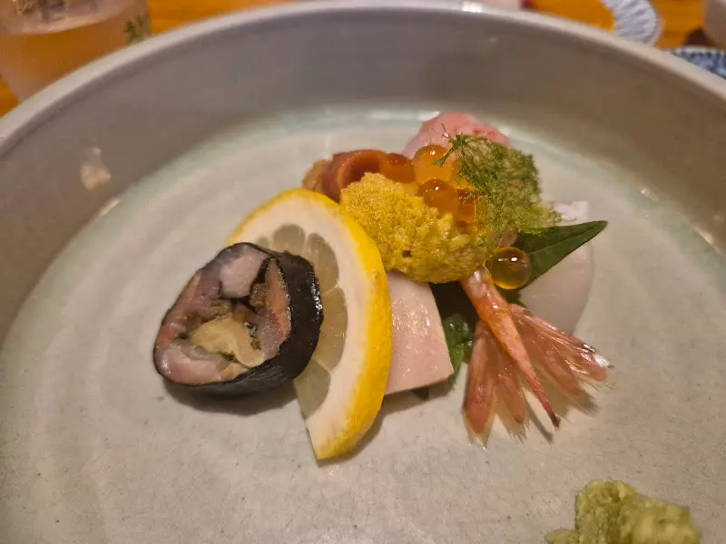 아름다운 플레이팅의 스시 오마카세