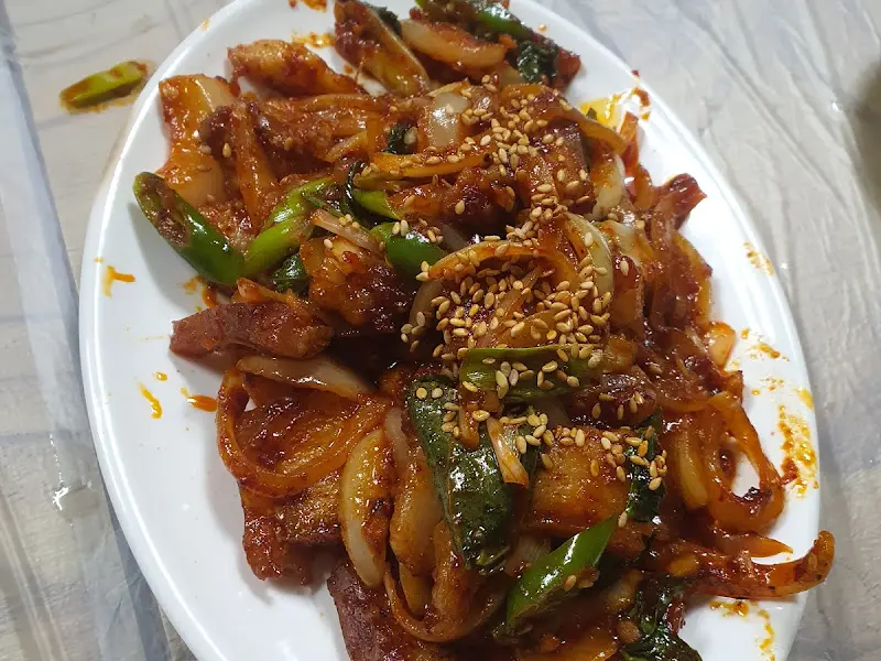 윤기가 자르르 흐르는 매콤한 닭갈비