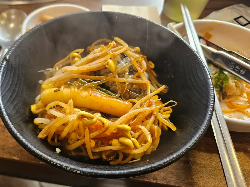 콩나물이 듬뿍 올려진 등갈비찜