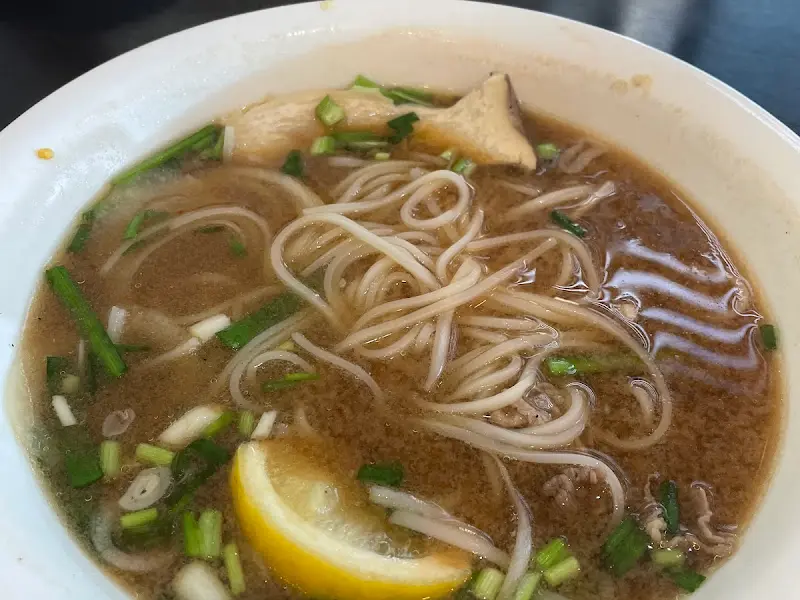 시원하고 칼칼한 국물이 일품인 새우 홍합 바지락 쌀국수