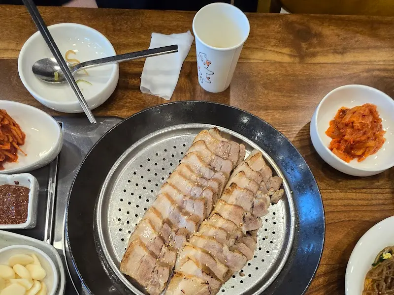 수육과 김치, 그리고 들깨칼국수의 조화