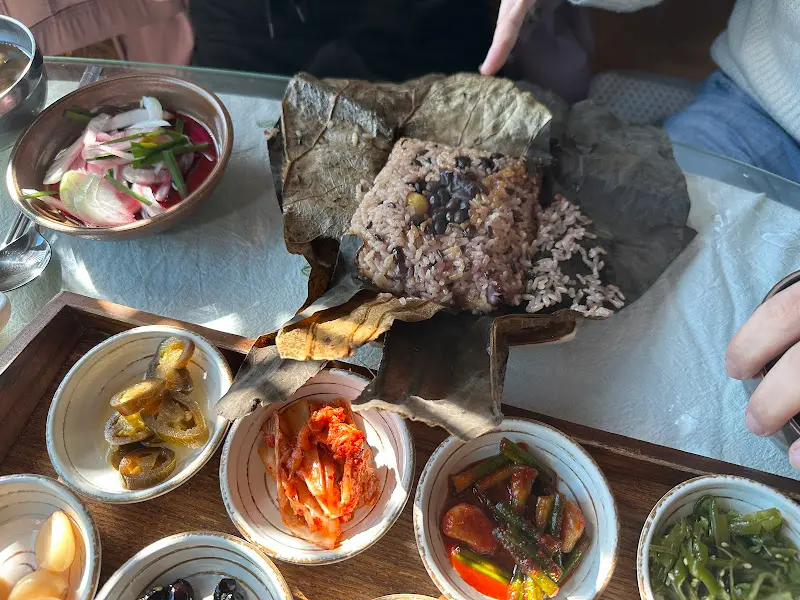 향긋한 연잎에 감싸진 영양밥