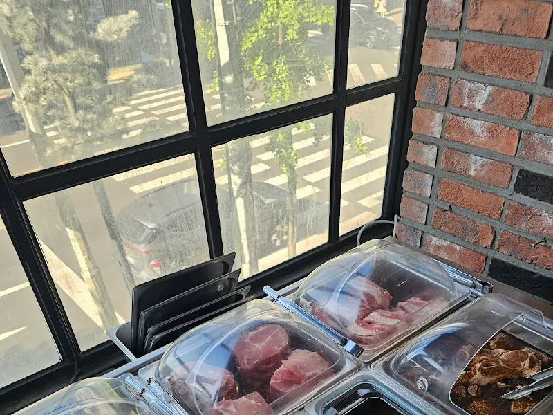 신선한 고기가 가득한 쇼케이스