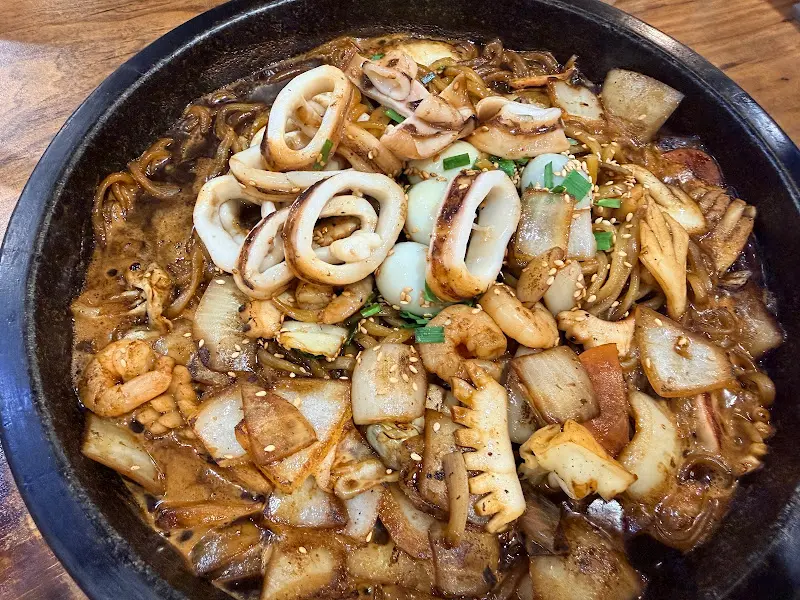 돌짜장 속 해산물