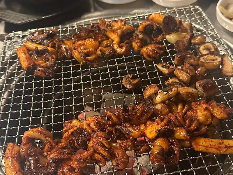 불판 가득 채워진 쭈꾸미와 버섯