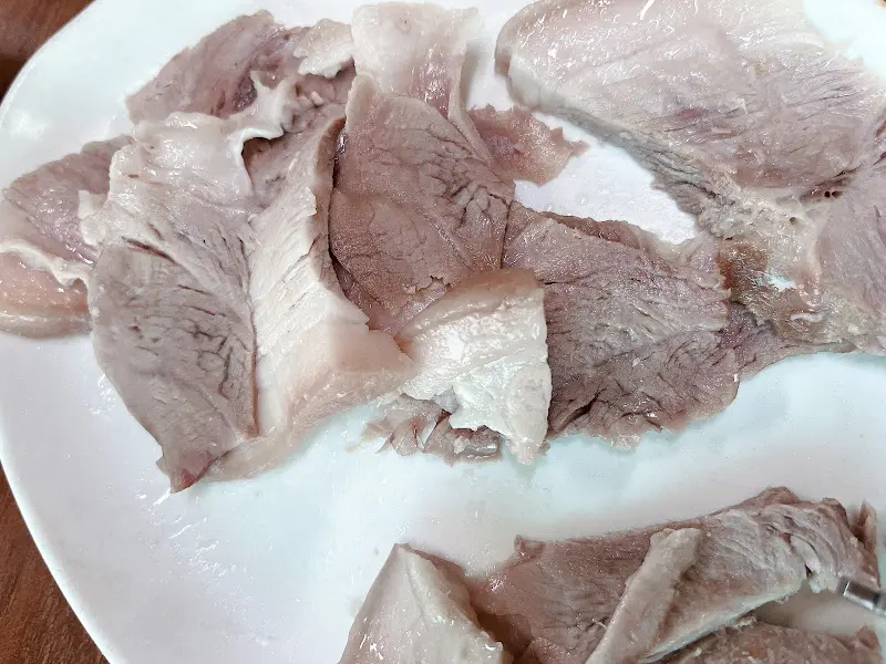 윤기가 자르르 흐르는 수육