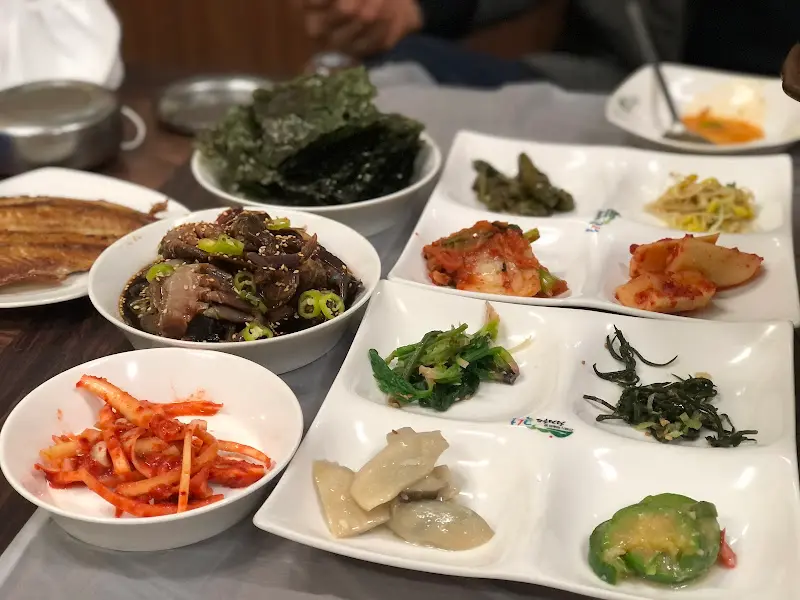 다채로운 반찬이 가득한 남도 정식 한 상 차림