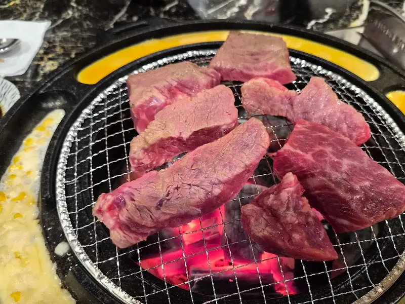 숯불 위에서 익어가는 와규 등심