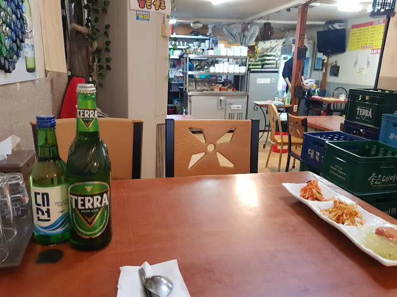 밑반찬과 술이 놓인 테이블