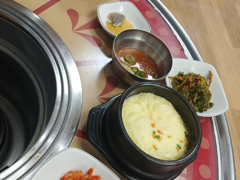 푸짐하게 차려진 밑반찬 클로즈업