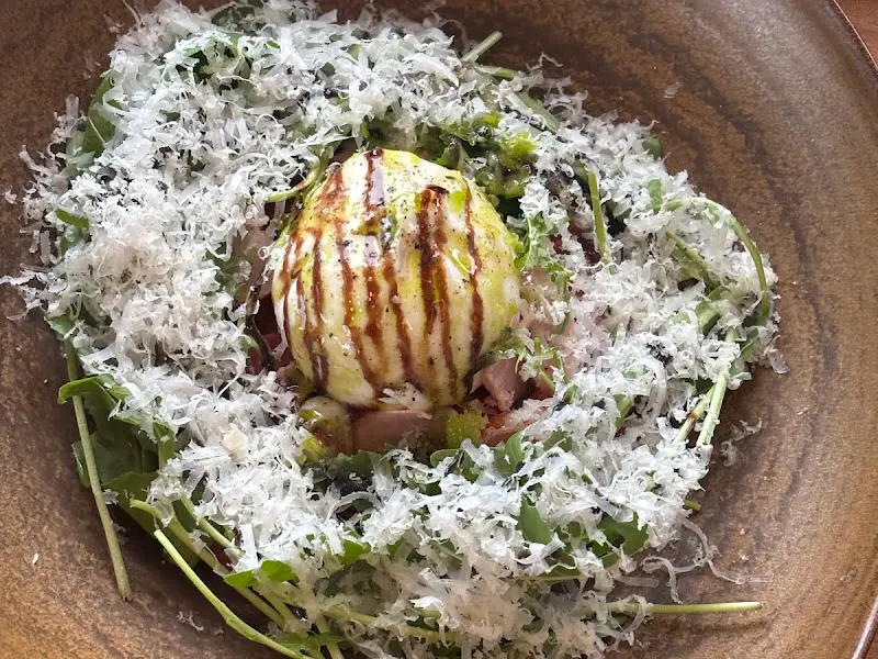 신선한 부라타 치즈 샐러드