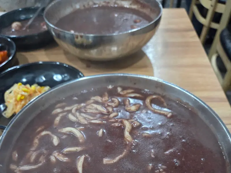 푸짐한 양의 팥칼국수