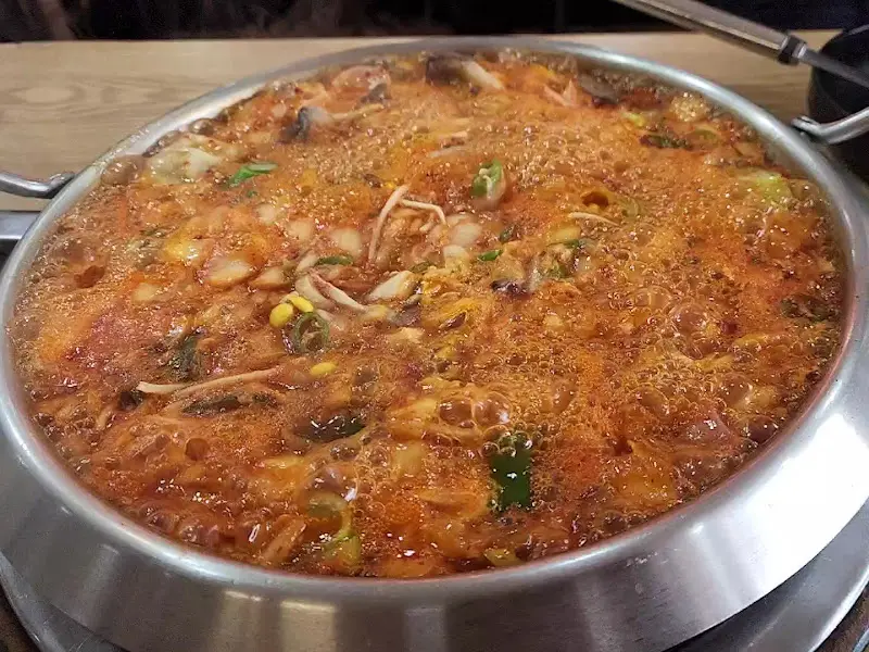 보글보글 끓고 있는 김치부대찌개