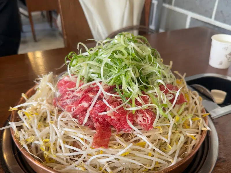 테이블 가득한 산더미불고기의 모습