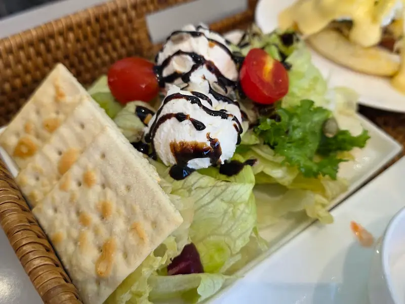 샐러드와 에그 베네딕트