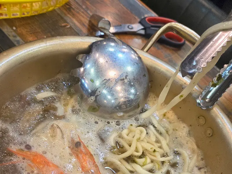 새우와 면발이 가득한 칼국수