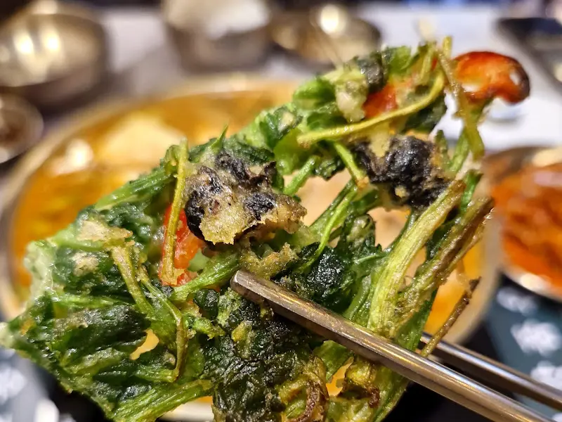 젓가락으로 미나리전을 집는 모습