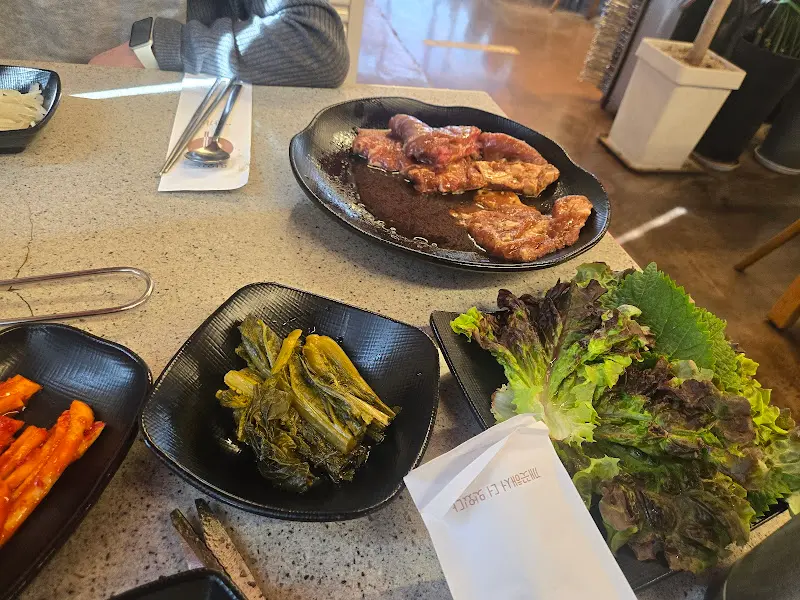 돼지갈비와 곁들여 먹기 좋은 밑반찬