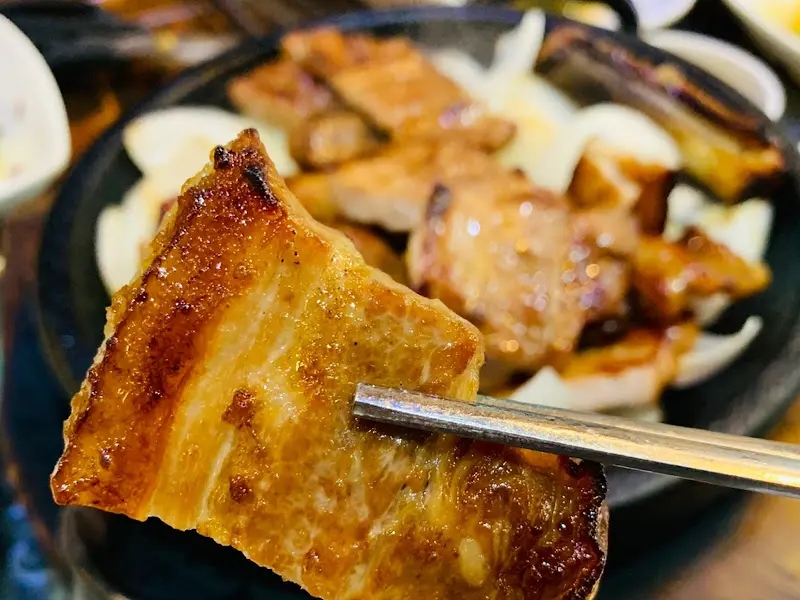 젓가락으로 집어 올린 석갈비 한 점