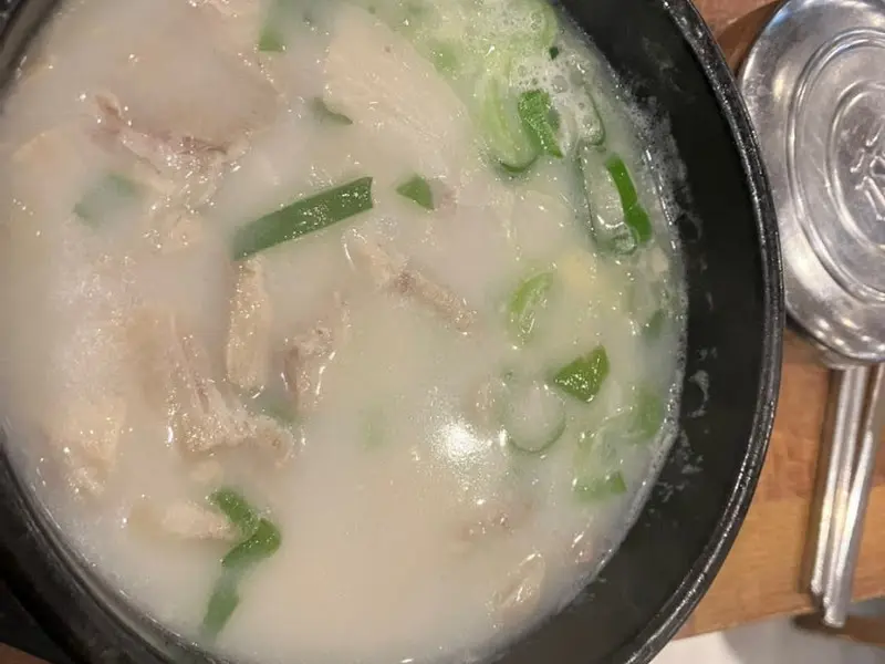 돼지국밥 국물 클로즈업