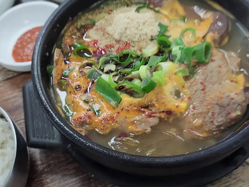 금능해장국의 얼큰한 해장국 클로즈업