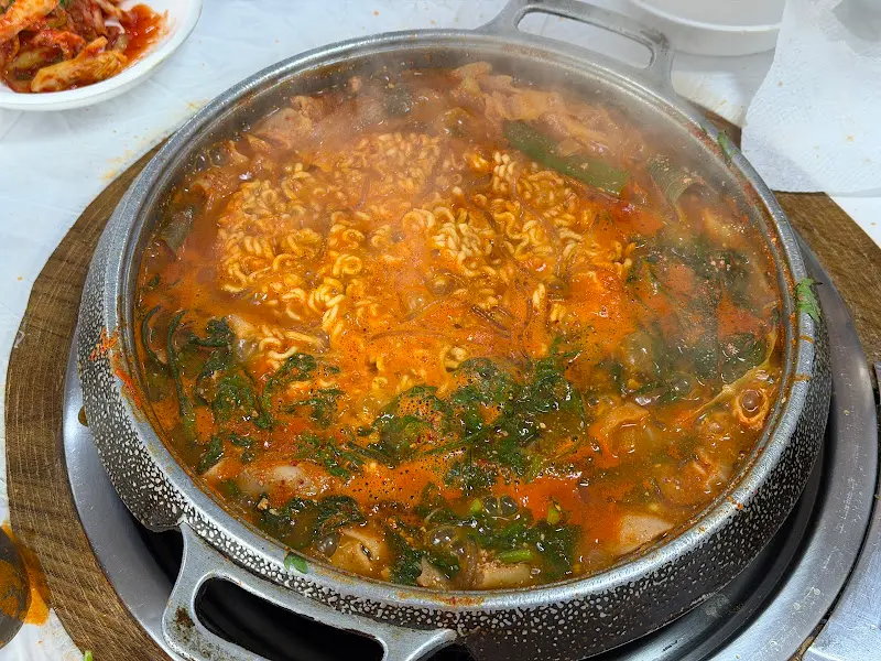 라면 사리와 함께 끓고 있는 곱창전골