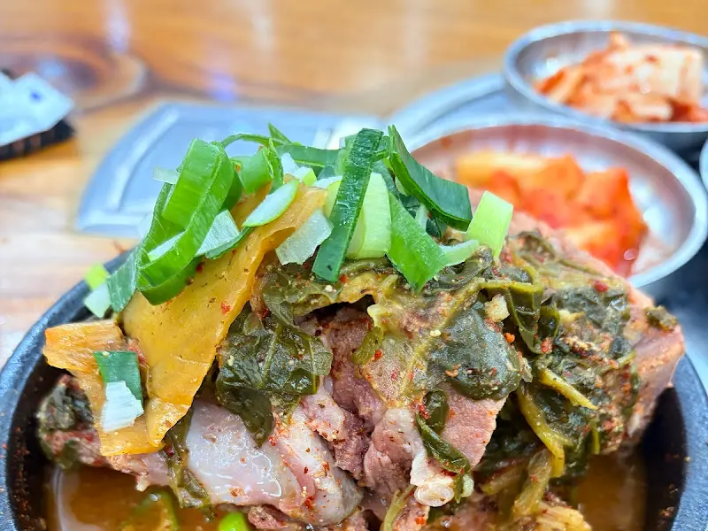 푸짐하게 담긴 뼈해장국의 모습