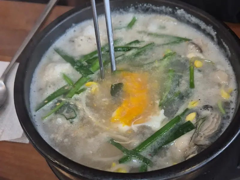 김순희굴국밥 매생이굴국 젓가락질