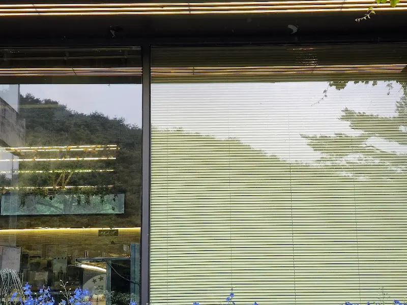 카페 외부 유리창