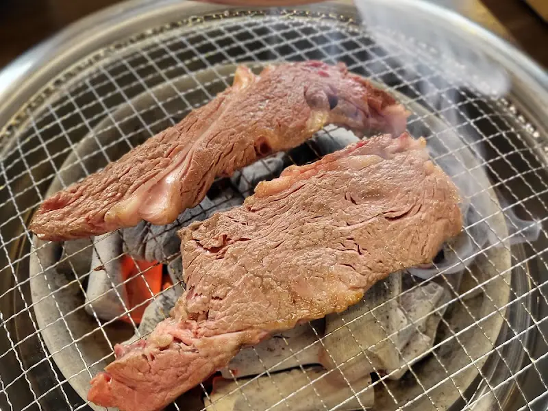 숯불 위에서 익어가는 한우