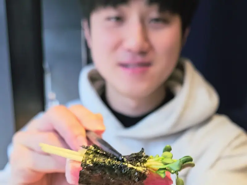 참치를 들고 있는 사람