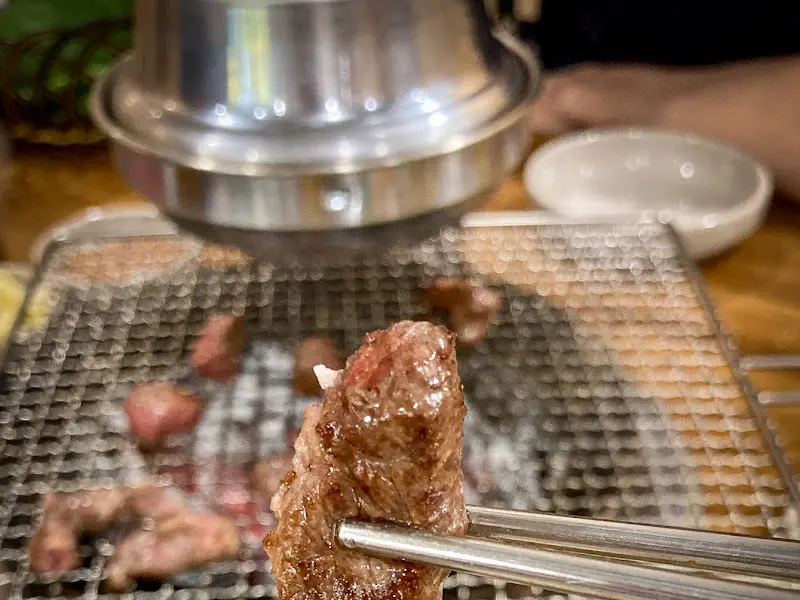 숯불 위에 올려진 먹음직스러운 한우