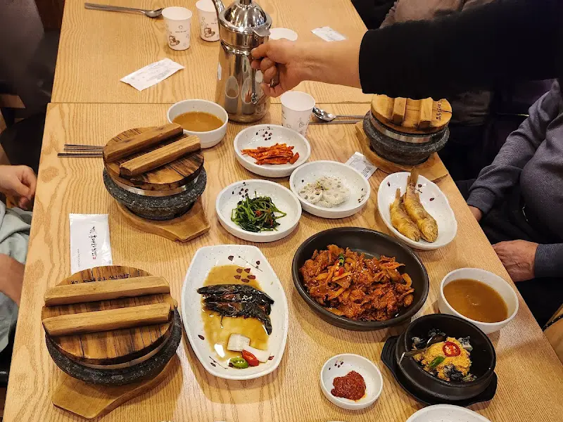 돌솥밥에 물을 부어 누룽지를 만드는 모습