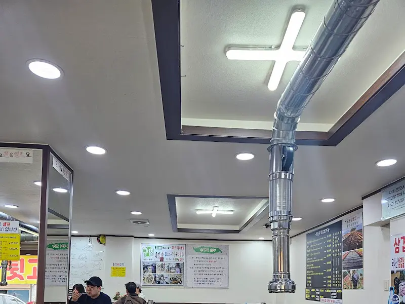 깔끔하고 넓은 식당 내부