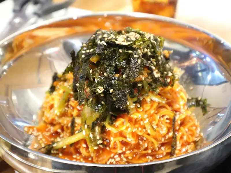 김가루와 깨가 뿌려진 열무비빔국수