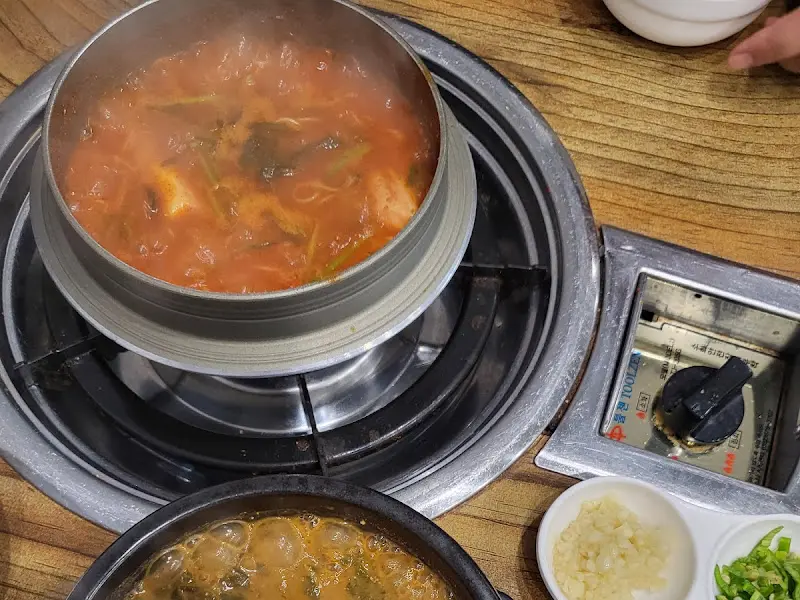 어죽과 추어탕이 함께 놓인 테이블