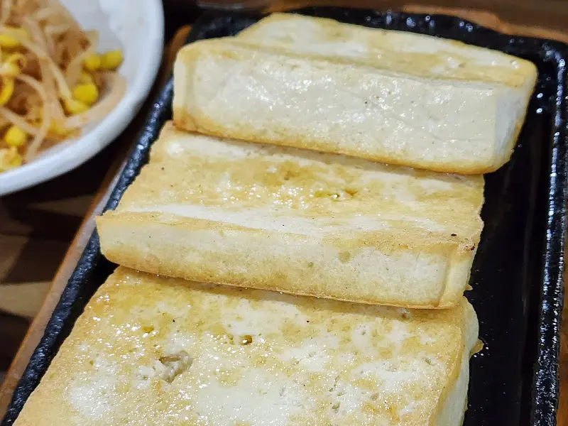노릇하게 구워진 두부부침