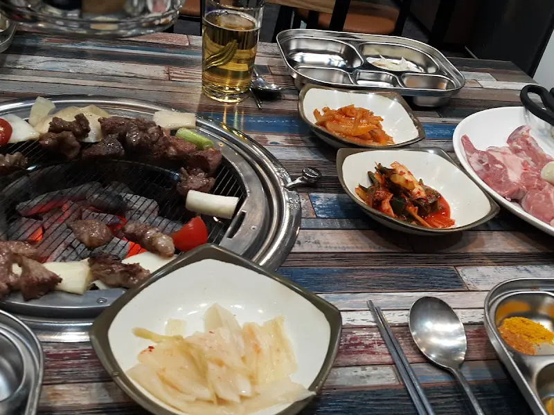 다채로운 반찬과 양고기