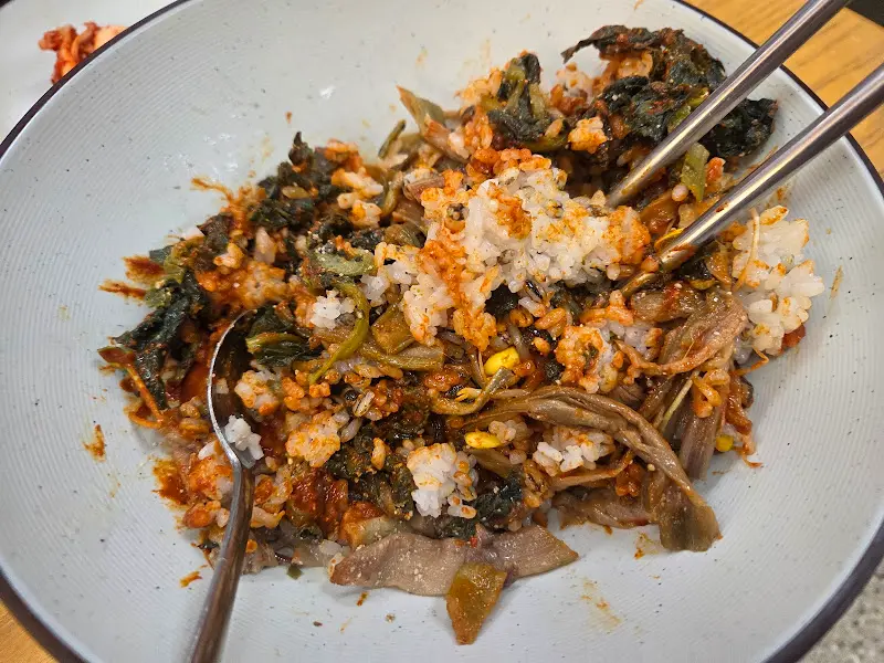 푸짐한 검정보리 비빔밥