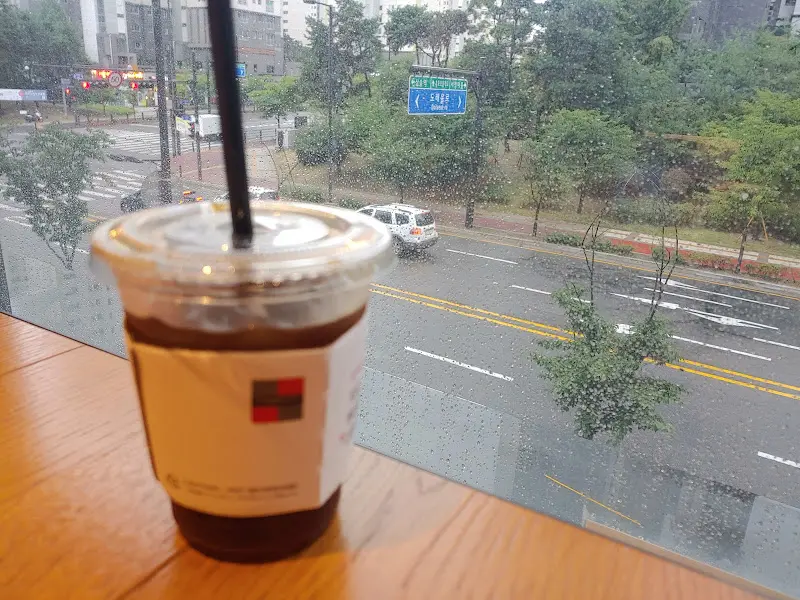 창밖 풍경을 바라보며 커피를 즐길 수 있는 투썸플레이스